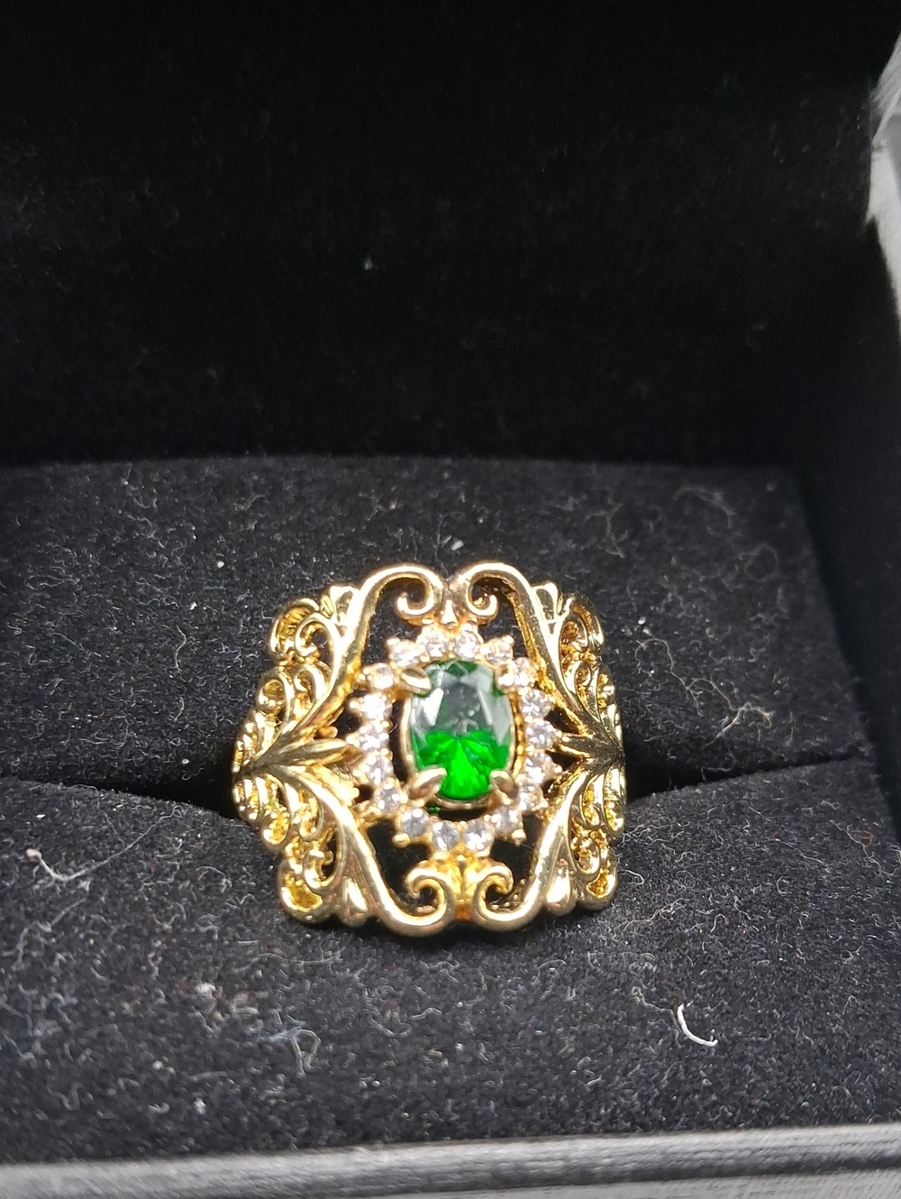 Gold Tone Filigree Ring with Green Crystal Center Stone Size 9 R829